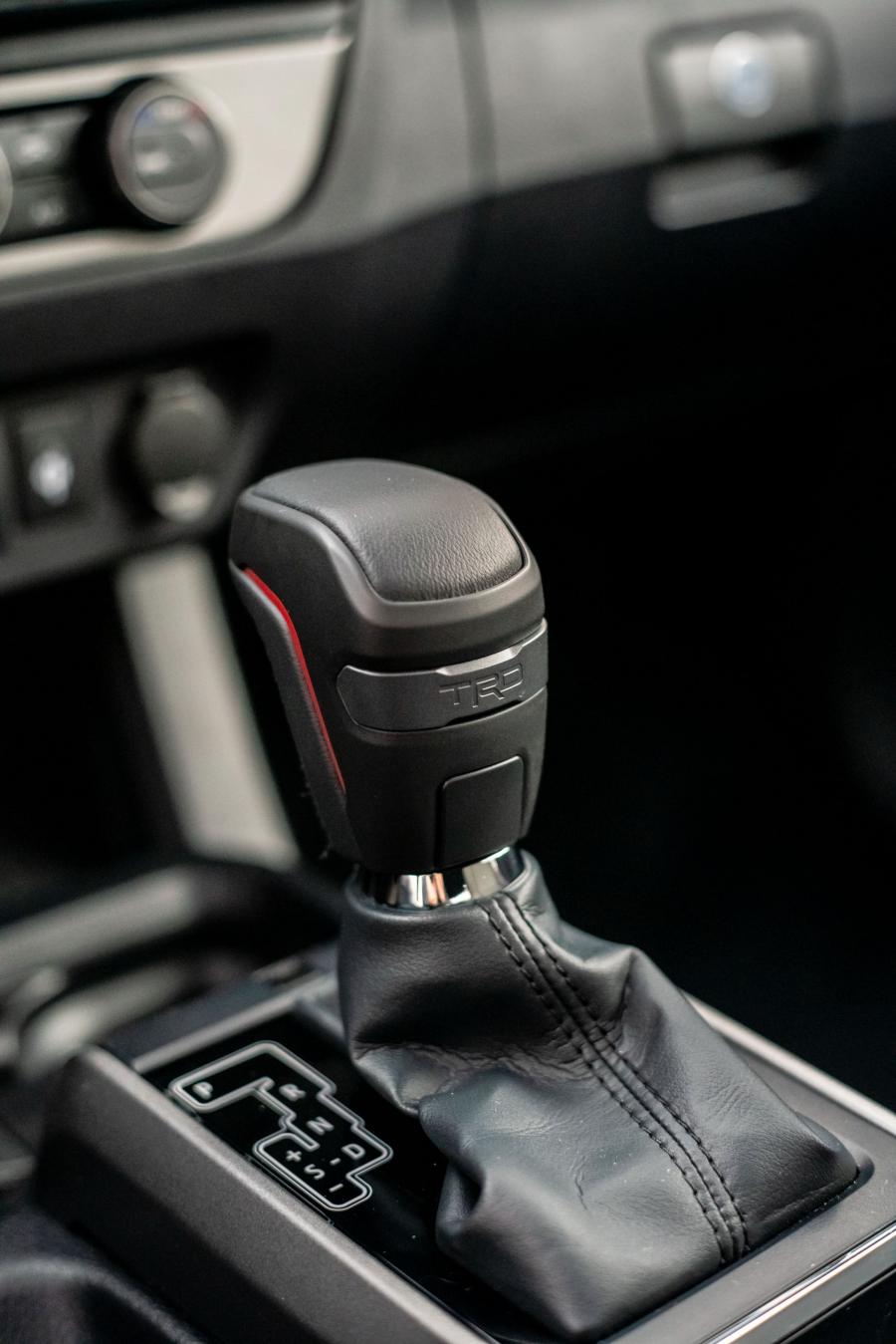 Детали интерьера Toyota Tacoma TRD Pro Double Cab 2019 года  (фото 17 из 60)